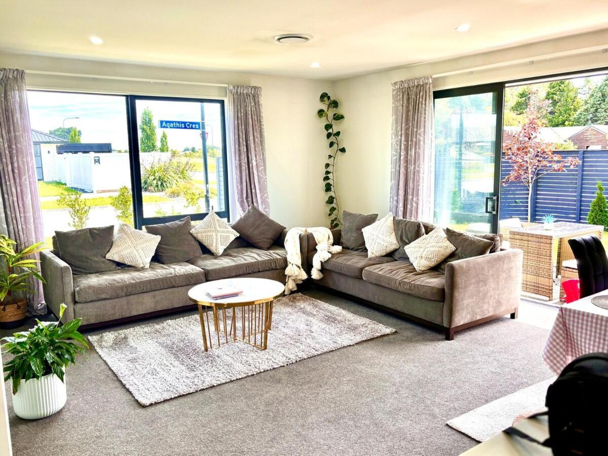 Modern Three Bedroom House Holiday home *